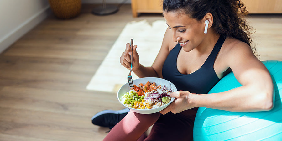 women eating a healthy meal